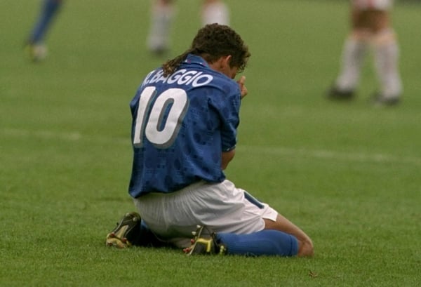 世界杯FIFA体育新闻：罗伯特·巴乔代表意大利队参加1994年美国世界杯。