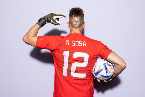 世界杯FIFA体育新闻：乌拉圭门将塞巴斯蒂安·索萨在2022年卡塔尔世界杯前摆姿势拍照