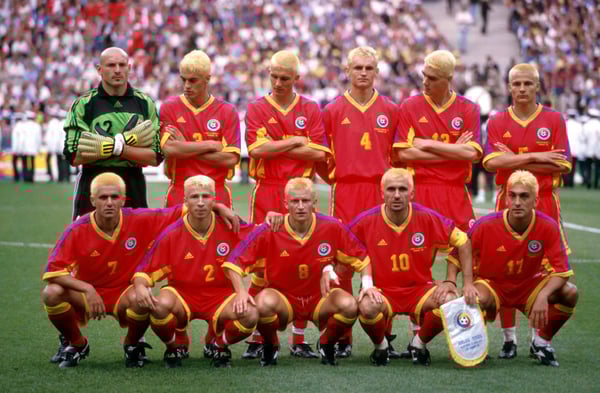 世界杯FIFA体育新闻：1998年法国世界杯G组，罗马尼亚队在圣丹尼斯法兰西体育场迎战突尼斯队，图为比赛前的列队合影。