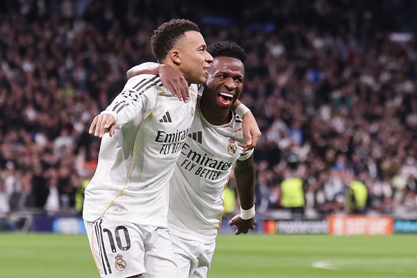 世界杯FIFA体育新闻:基利安·姆巴佩(左)和维尼修斯·儒尼奥尔领衔皇家马德里队进攻。/ Catherine Steenkeste/Getty Images