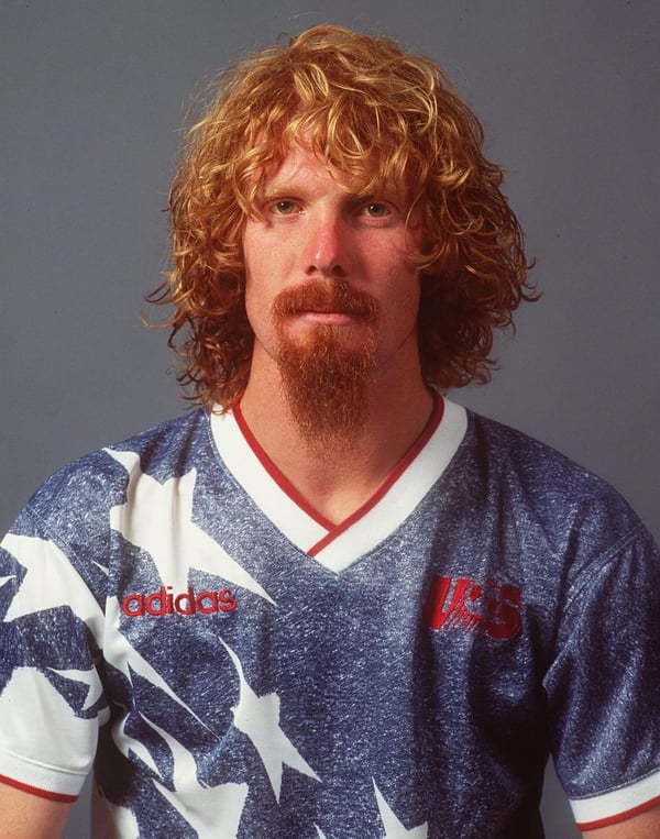 世界杯FIFA体育新闻：美国球员阿莱克西·拉拉斯在1994年国际足联世界杯前摆姿势拍照