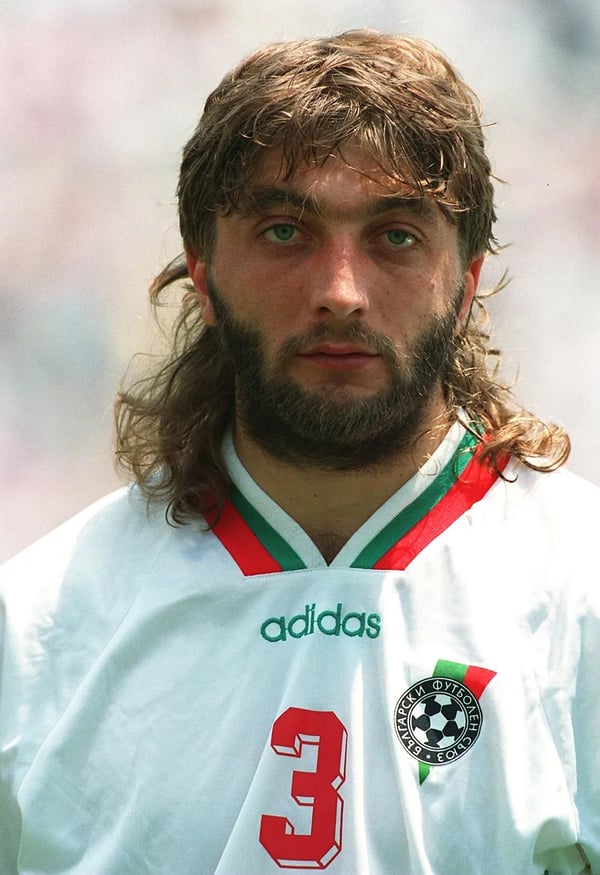 世界杯FIFA体育新闻：1994年美国世界杯，特里丰·伊万诺夫在保加利亚队比赛前列队。