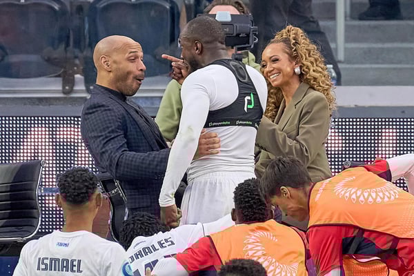 世界杯FIFA体育新闻：塞西利奥·沃特曼与蒂埃里·亨利庆祝