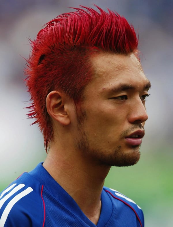 世界杯FIFA体育新闻：户田和幸代表日本队在大阪举行的2002年韩日世界杯H组比赛中对阵突尼斯队。