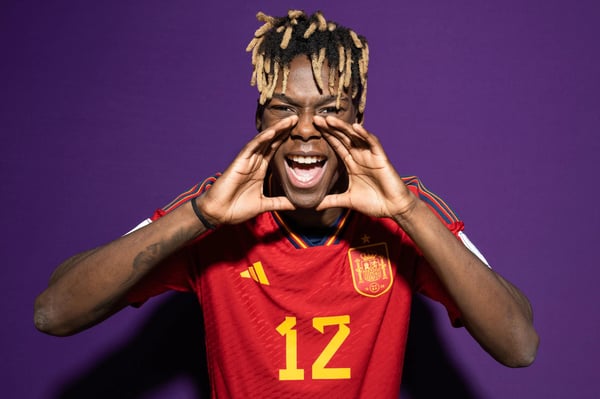 世界杯FIFA体育新闻：西班牙球员尼科·威廉姆斯在2022年卡塔尔世界杯开赛前摆姿势拍照