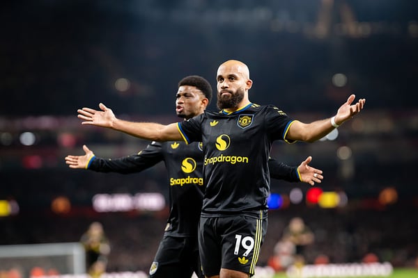 世界杯FIFA体育新闻:姆布埃莫在面对英超顶级球队时依然表现出色。/ Ash Donelon/曼联/Getty Images