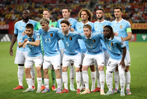 世界杯FIFA体育新闻：2025年6月6日，在北马其顿斯科普里托多尔·普罗埃斯基国家体育场举行的2026年国际足联世界杯欧洲区预选赛北马其顿对阵比利时的比赛前，比利时队球员合影留念。