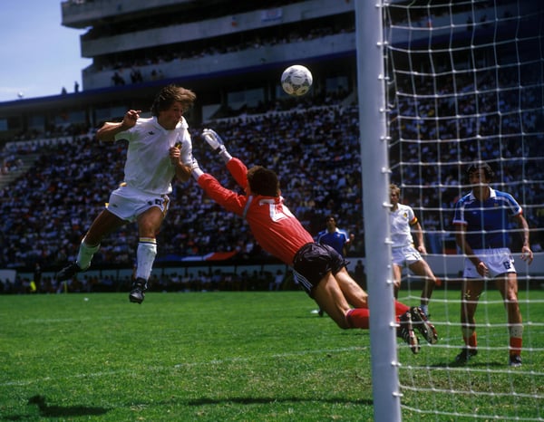 世界杯FIFA体育新闻：1986年墨西哥世界杯季军争夺战，尼科·克莱森在普埃布拉为比利时攻破法国球门。