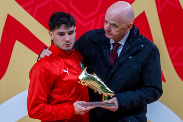 世界杯FIFA体育新闻：奇怪的是，布拉希姆·迪亚兹（左）似乎无法被国际足联主席詹尼·因凡蒂诺安慰。/ Abdel Majid BZIOUAT/AFP/Getty Images