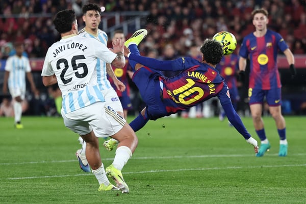 世界杯FIFA体育新闻:拉明·亚马尔在对阵皇家奥维耶多的比赛中打入了本赛季最佳进球之一。/ Josep Lag/AFP/Getty Images