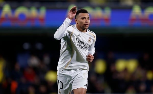 世界杯FIFA体育新闻：姆巴佩在对阵比利亚雷亚尔的比赛中梅开二度，帮助皇家马德里取得胜利。/ Victor Carretero/皇家马德里/Getty Images