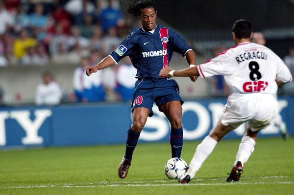 世界杯FIFA体育新闻：2003年，巴黎圣日耳曼队的罗纳尔迪尼奥对阵阿雅克肖队的瓦利德·雷格拉吉