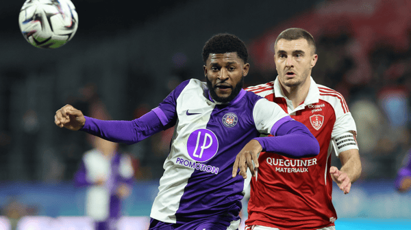 世界杯FIFA体育新闻:马克·麦肯齐(左)本赛季一直是图卢兹队表现稳定的后卫。/ Fred TANNEAU/AFP/Getty Images