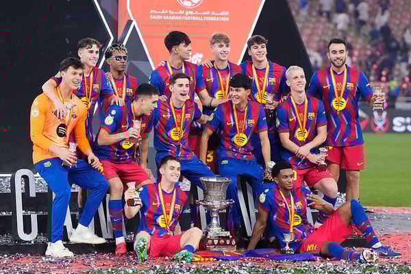 世界杯FIFA体育新闻：费尔明·洛佩斯（左二）是巴塞罗那现役阵容中众多拉玛西亚青训营毕业生之一。/ Jose Breton/Pics Action/NurPhotoGetty Images