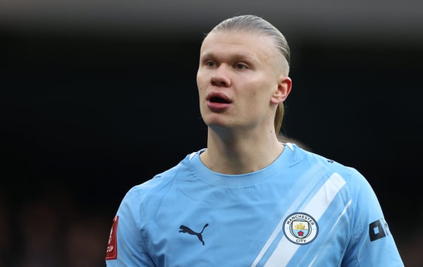 世界杯FIFA体育新闻:埃尔林·哈兰德是国家德比双方的目标。/ Neal Simpson/Sportsphoto/Allstar/Getty Images