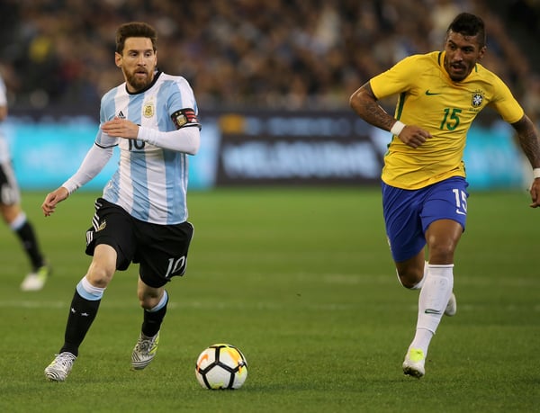 世界杯FIFA体育新闻：莱昂内尔·梅西（左）和保利尼奥曾是国际足坛最大宿敌的对立双方。/ Paul Rovere/Getty Images