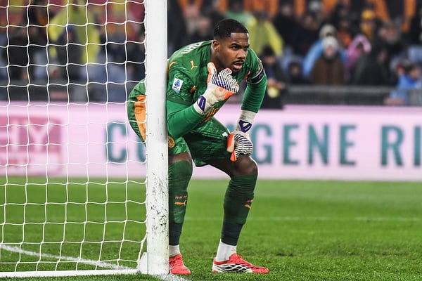 世界杯FIFA体育新闻：AC米兰似乎即将锁定现任一号门将迈克·迈尼昂。/ Ivan Romano/Getty Images