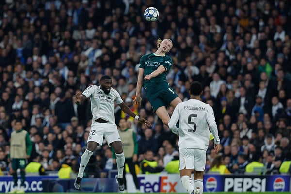 世界杯FIFA体育新闻：曼城在去年12月击败了皇家马德里。/ Oscar Del Pozo/AFP/Getty Images