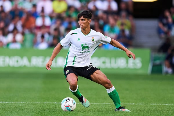 世界杯FIFA体育新闻：塞尔吉奥·马丁内斯在季前赛中代表竞技队表现出色。/ Juan Manuel Serrano Arce/Getty Images