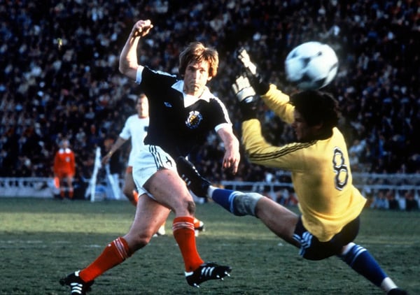 世界杯FIFA体育新闻:肯尼·达格利什在 1978 年 FIFA 世界杯上代表苏格兰队对阵荷兰队时进球。