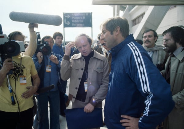 世界杯FIFA体育新闻:1978年6月11日,在阿根廷门多萨举行的国际足联世界杯小组赛中,苏格兰队主教练阿利·麦克劳德在球队3-2战胜荷兰队后,面对媒体发表讲话。BBC记者托尼·古巴(身穿米色夹克)正在提问。(图片由Paul Popper/Popperfoto via Getty Images提供)