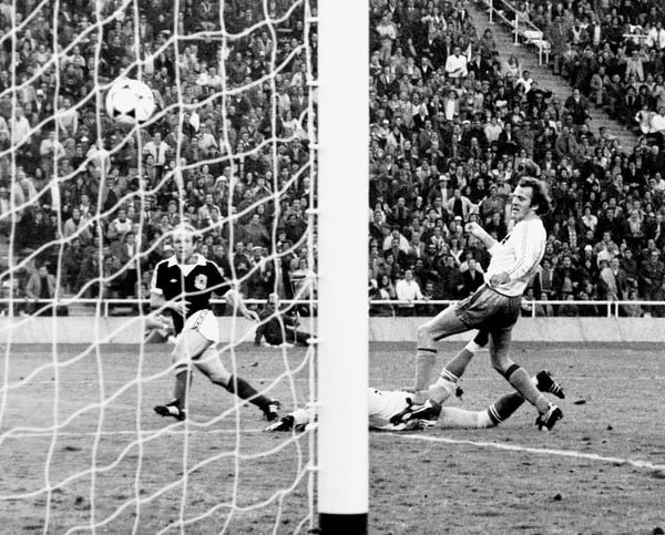 世界杯FIFA体育新闻:1978年6月11日,苏格兰对阵荷兰的世界杯比赛在阿根廷门多萨市体育场举行。阿奇·杰米尔攻入苏格兰队的第三球。最终比分:苏格兰3-2荷兰。(图片来源:Daily Record/Mirrorpix/Mirrorpix via Getty Images)