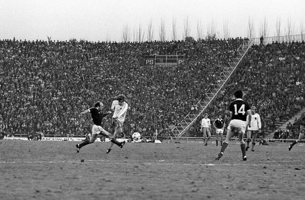 世界杯FIFA体育新闻:荷兰队的约翰尼·雷普(中)射门,苏格兰队的阿奇·杰米尔(左)试图封堵。