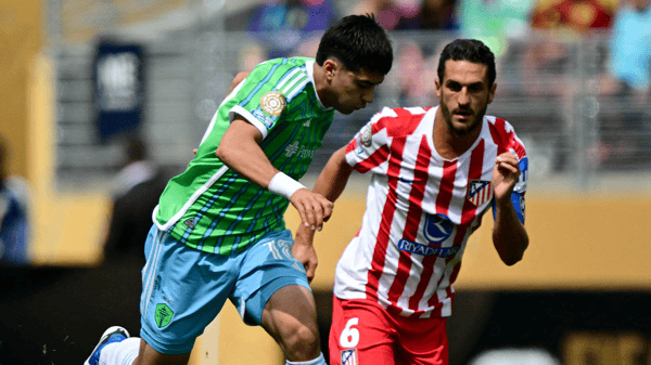 世界杯FIFA体育新闻：奥贝德·巴尔加斯（左）在2025年国际足联俱乐部世界杯上对阵马德里竞技。/ PABLO PORCIUNCULA/AFP/Getty Images