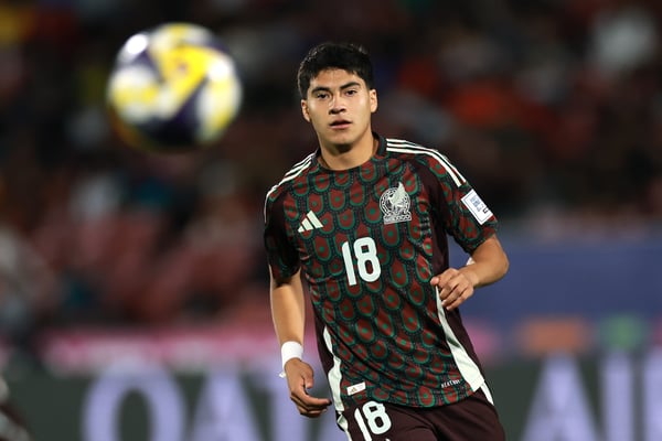 世界杯FIFA体育新闻：奥贝德·巴尔加斯拒绝了加盟墨西哥足球甲级联赛的邀请，目前正在与欧洲俱乐部进行谈判。/ Hector Vivas/FIFA/Getty Images