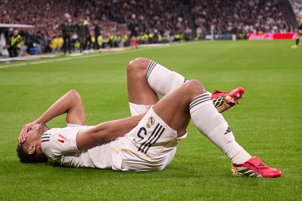 世界杯FIFA体育新闻:裘德·贝林厄姆一瘸一拐地哭着离开了。/ Federico Titone/SOPA Images/LightRocket/Getty Images