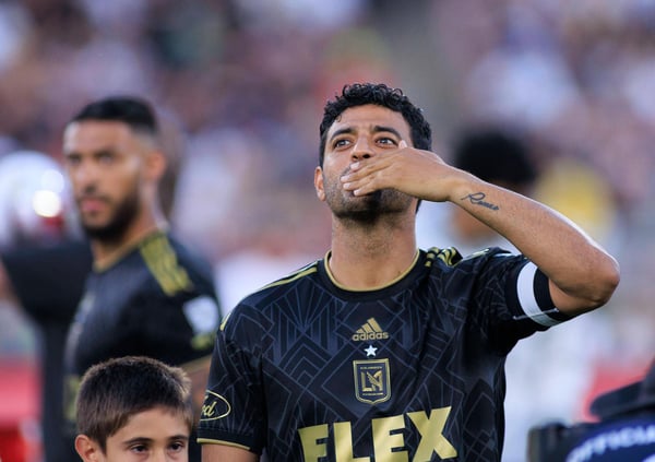 世界杯FIFA体育新闻:洛杉矶FC队的卡洛斯·贝拉在常规赛中向家人挥手致意