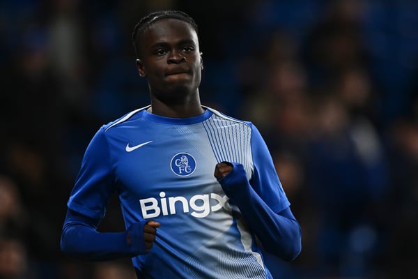 世界杯FIFA体育新闻:乔治大部分时间都待在场边。/ Vince Mignott/DeFodi Images/Getty Images