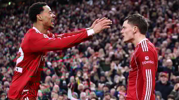 世界杯FIFA体育新闻：雨果·埃基蒂克（左）和弗洛里安·维尔茨（右）正在建立联系。/ Robbie Jay Barratt-AMA/Getty Images