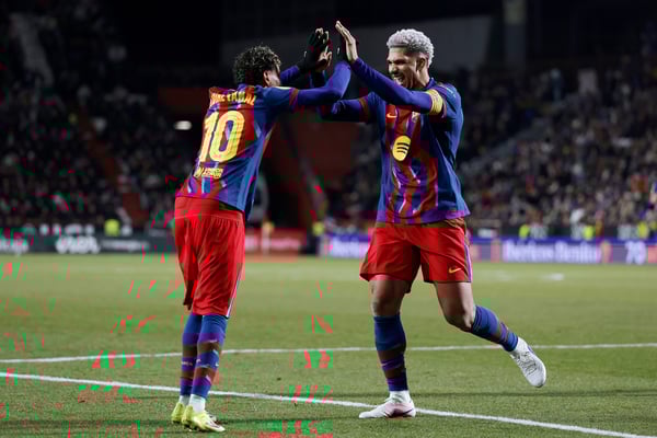 世界杯FIFA体育新闻:罗纳德·阿劳霍(右)和拉明·亚马尔是当晚的进球者。/ Maria Gracia Jimenez/Soccrates/Getty Images