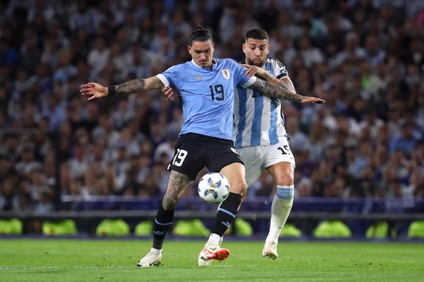 世界杯FIFA体育新闻：乌拉圭球员达尔文·努涅斯和阿根廷球员尼古拉斯·奥塔门迪在2026年国际足联世界杯预选赛中