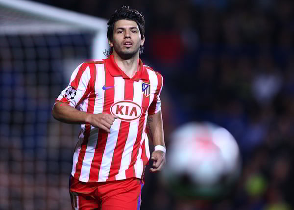 世界杯FIFA体育新闻：阿圭罗21岁时首次代表马德里竞技对阵切尔西。/ 本·拉德福德/科比斯/盖蒂图片社