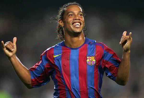 世界杯FIFA体育新闻:罗纳尔迪尼奥是巴塞罗那历史上最伟大的球员之一。/ Lluis Gene/AFP/Getty Images