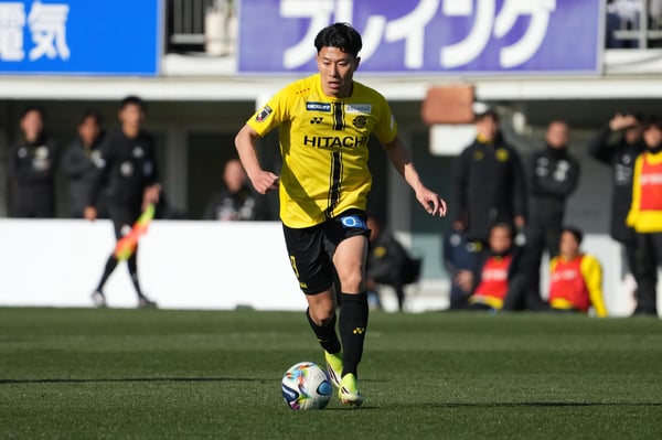 世界杯FIFA体育新闻：细谷真央在柏对阵 JEF 千叶的比赛中拿球