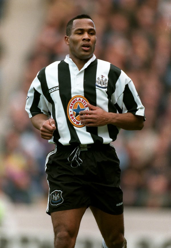 世界杯FIFA体育新闻：莱斯·费迪南德进球就像玩游戏一样轻松。/ Getty/Graham Whitby Boot