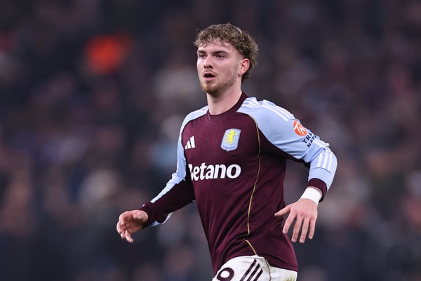 世界杯FIFA体育新闻：哈维·埃利奥特去年夏天租借加盟阿斯顿维拉。/ Robbie Jay Barratt/AMA/Getty Images