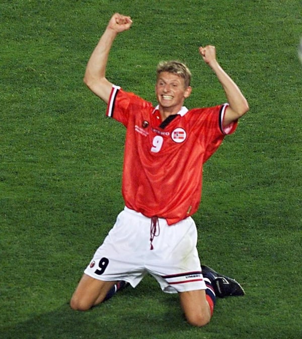 世界杯FIFA体育新闻：在1998年法国世界杯A组比赛中，挪威队在马赛韦洛德罗姆球场以2比1战胜巴西队，托雷·安德烈·弗洛庆祝胜利。