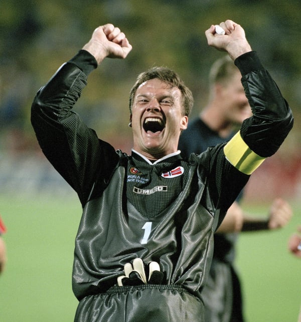 世界杯FIFA体育新闻：1998年法国世界杯A组比赛中，挪威队在马赛韦洛德罗姆球场以2比1战胜巴西队，弗罗德·格罗达斯庆祝胜利。