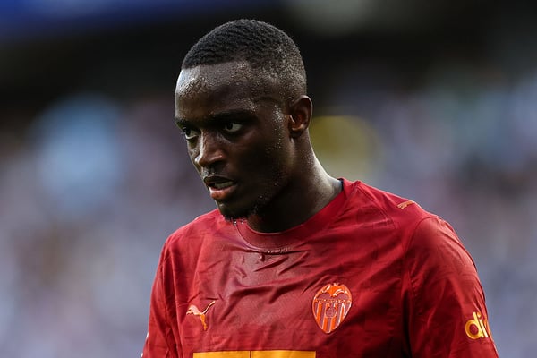 世界杯FIFA体育新闻：穆克塔尔·迪亚卡比本赛季饱受伤病困扰。/ Judit Cartiel/Getty Images