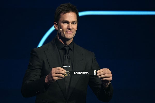 世界杯FIFA体育新闻：去年12月，汤姆·布雷迪参与了2026年世界杯小组赛抽签仪式。/ 吉姆·沃特索/法新社/盖蒂图片社