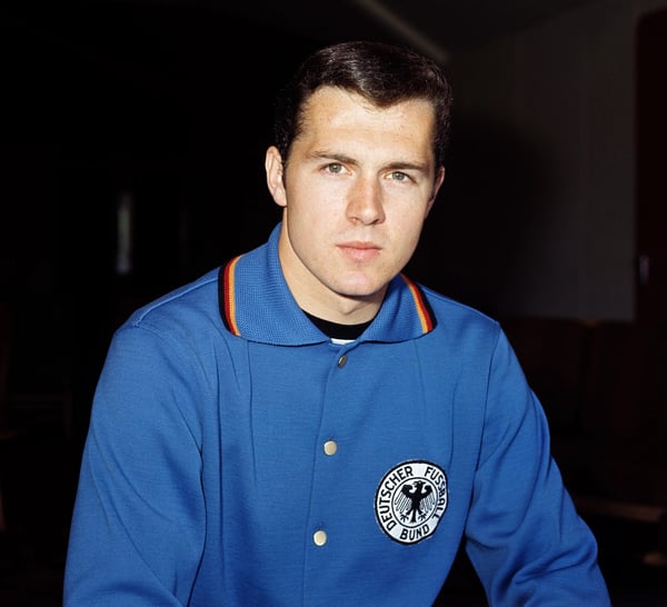 世界杯FIFA体育新闻：西德球员弗朗茨·贝肯鲍尔在1966年国际足联世界杯英格兰站前摆姿势拍照