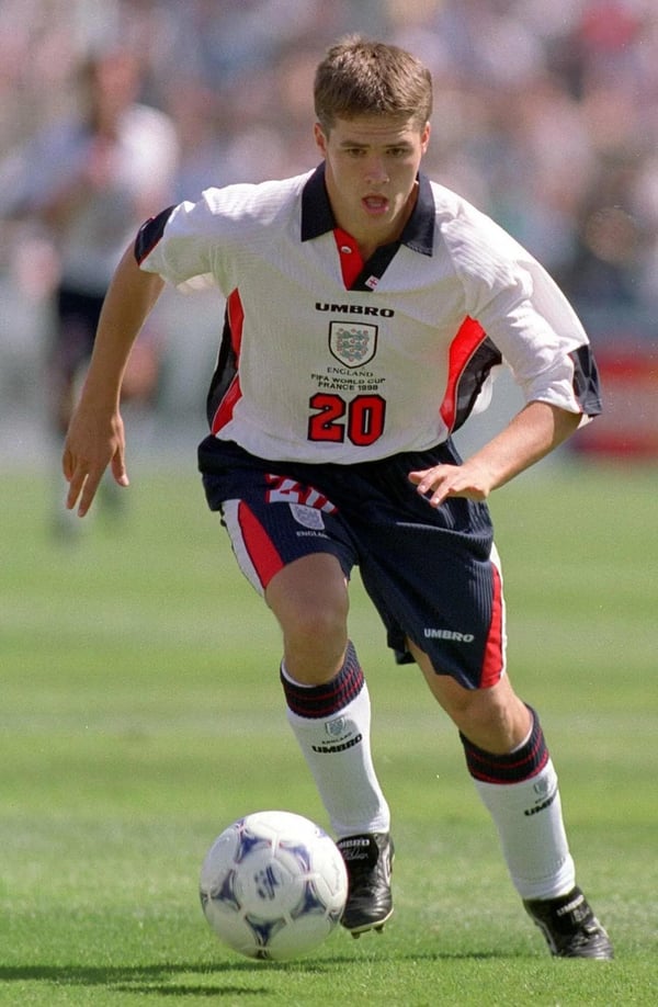 世界杯FIFA体育新闻：1998年法国世界杯上，英格兰球员迈克尔·欧文带球奔跑。