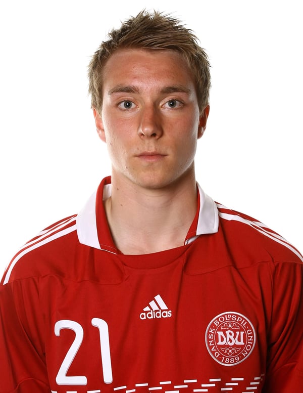 世界杯FIFA体育新闻：丹麦球员克里斯蒂安·埃里克森在2010年南非世界杯开赛前摆姿势拍照