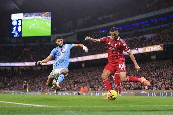 世界杯FIFA体育新闻:本周末,两支现代劲旅将在安菲尔德球场展开较量。/ Simon Stacpoole/Offside/Offside/Getty Images