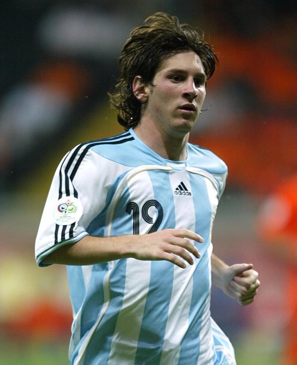 世界杯FIFA体育新闻：2006年德国世界杯C组小组赛，梅西代表阿根廷队在汉堡对阵荷兰队。