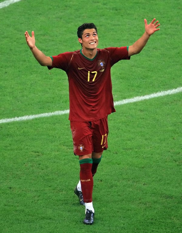 世界杯FIFA体育新闻：克里斯蒂亚诺·罗纳尔多在2006年德国世界杯D组小组赛法兰克福对阵伊朗的比赛中，为葡萄牙队罚入点球后庆祝。